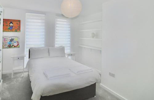 Modern 2-Bed Apartment in Longcross with Balcony & Parking - Foto 1