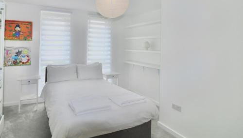 Modern 2-Bed Apartment in Longcross with Balcony & Parking - Foto 1