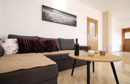 Holiday Home in Prkos With Private Pool - Foto 8