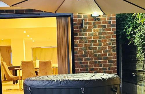 Manchester 2BR Luxe Lounge, Hot Tub, Pool Table - Photo 1