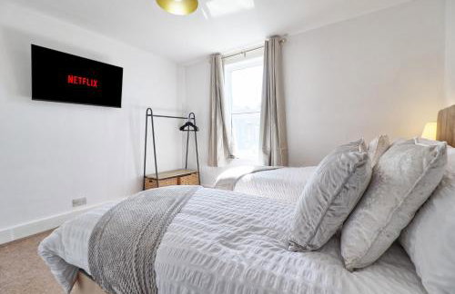 Large Southend Beach House Sleeps 8 Free Parking x 2 Perfect for Contractors 4 King Beds or 8 Single Beds by The Opulent Property Project UK - Foto 30