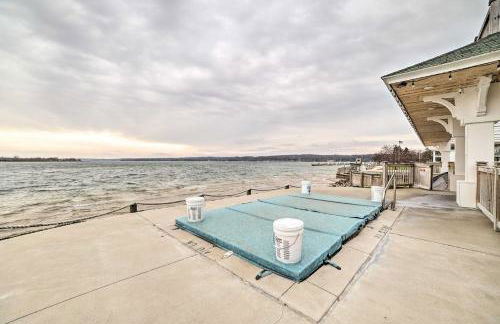 Portage Lake Condo with Deck and Pool Access! - Foto 22