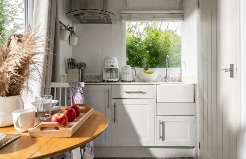 Woodland Art Studio - Cosy Woodland Studio with Private Hot Tub - Photo 3