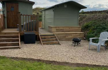 Oakley View Shepherds Hut with hot tub - Photo 7