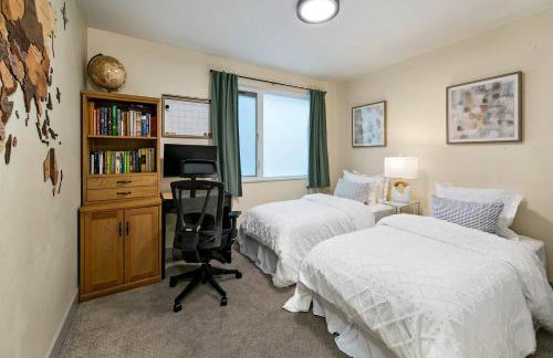 Lake & City View Modern Retreat w AC - Photo 18