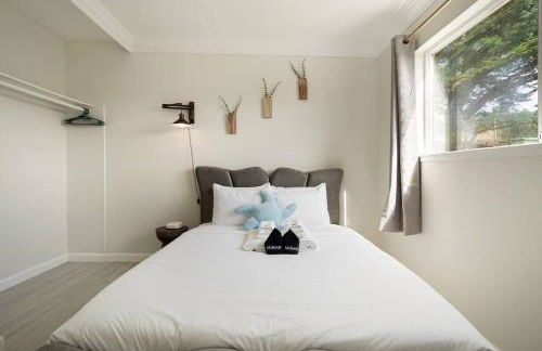 Mountain View 2BR 1 Bath Retreat with Private Lanai - Photo 7