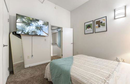 2BR Downtown Gem with Arcade games! - Sleeps 7 - Near Convention Center - Stadium - Photo 21
