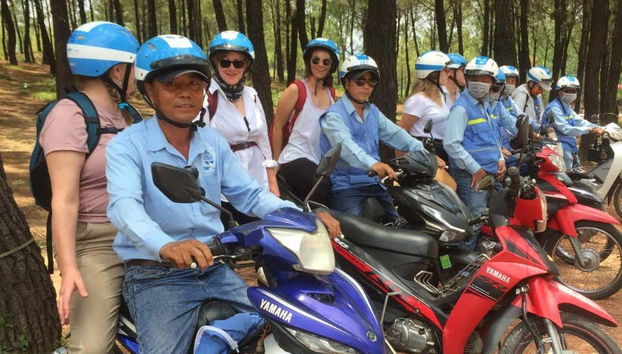 Per le vie di Hue in moto