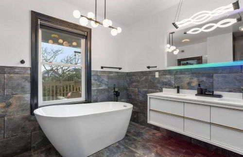 AC 9 BR 4BA Victorian Manor - 1 Block to Beach - Foto 12