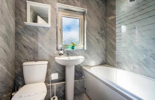 Scotia House -3 bed house in Larkhall with private driveway - Photo 14