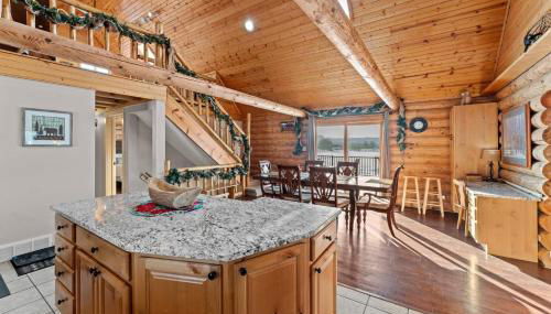 Spacious 4BR Cabin • Sleeps 12 • Games •Near Dells - Foto 4, pet friendly, heating