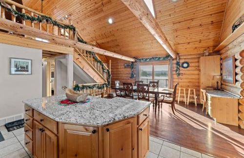 Spacious 4BR Cabin • Sleeps 12 • Games •Near Dells - Foto 4