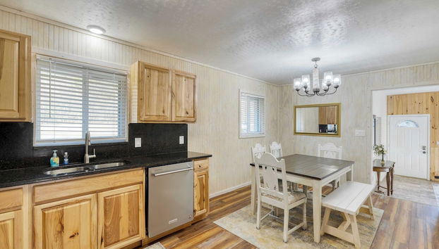 Creekside Haven by Avantstay Hot Tub, Fire Pit, Outdoor Dining Area Nestled Next to Creek - Foto 4, Interior