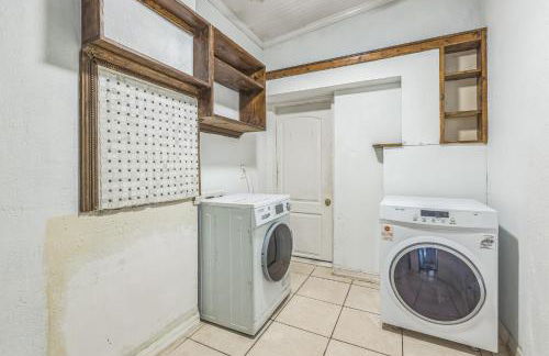 Amazing 'Hot Tub' Home Minutes To Hospitals & Beaches - Photo 9