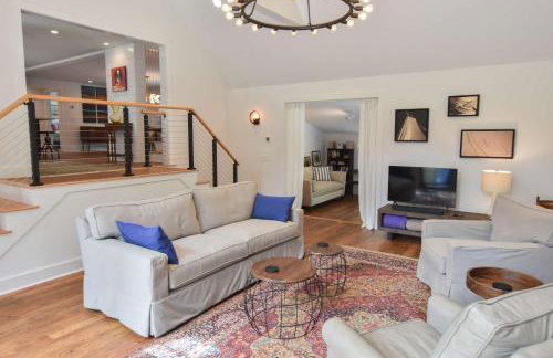 Gorgeous Renovation Walk to Water - Photo 9