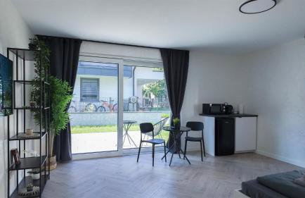 ALFA Stuttgart Doppelzimmer mit Teeküche und Terrasse Porsche Bosch l Gemeinschaftsbad WIFI SmartTV l Double room with kitchenette and terrace l shared bathroom BS21A5 - Foto 9