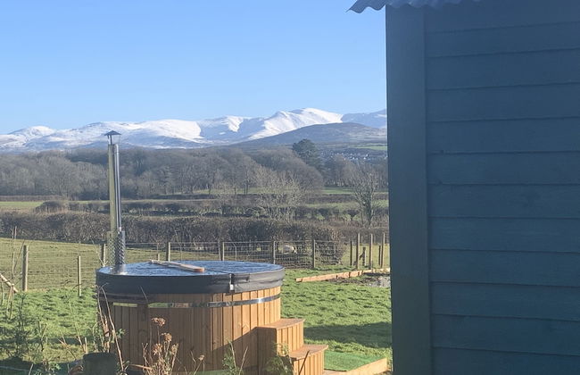 Shepherds Hut With Hot Tub, North Wales, Anglesey - Photo 24