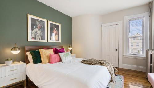 Downtown Beverly Minutes to Salem+Train w/Parking - Photo 2