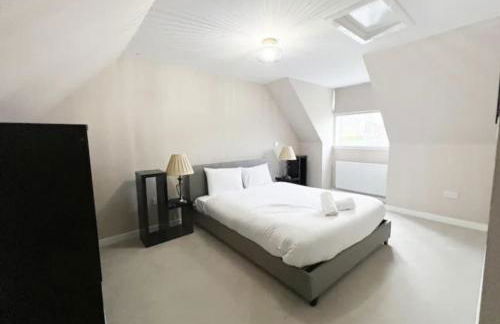 Superb 3 Bed Home Away from Home in Glasgow, just off M8 with free parking - Foto 14