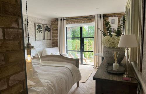 Boutique style self contained annexe with garden - Photo 1