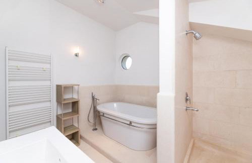 VILLA PHILIPPA - luxurious five-room villa - idyllic location - first row to the sea - spectacular view of the sea bay - unforgettable sunsets - 15 minutes from Supetar ferry port - free parking - private heated pool - Foto 63