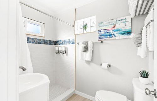 100 Steps to beach access - 5 minute walk to the Village - Private Porch - Foto 18