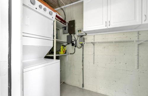 Renovated 2BR Home - Hot Tub, Gym & Beach Nearby - Foto 32