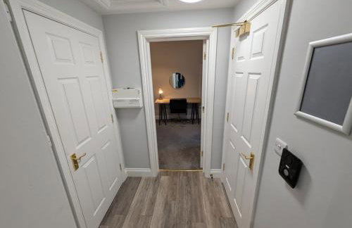 Modern & Stylish 1-Bed Apartment - inc parking - Photo 2