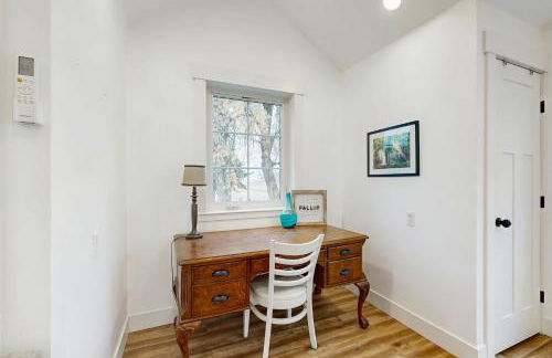 Home with Farmstyle Loft and Views, Mins to Dtwn - Foto 12