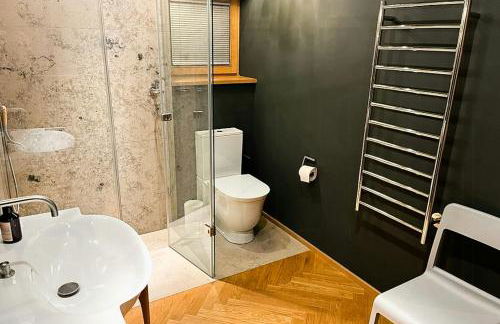 Architect House With Vintage Classics By River - Photo 9