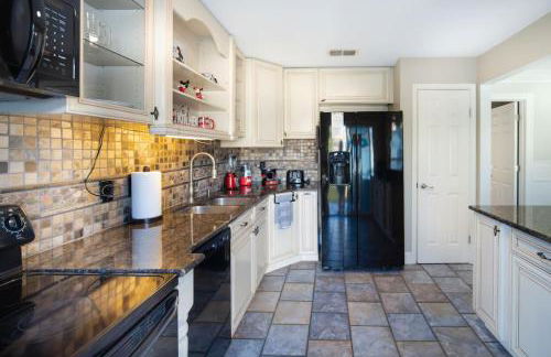 Family Home with Pool, Game Room, and Grill Near Disney - Foto 39