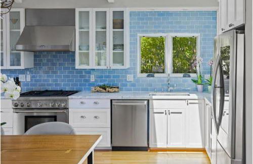 Gorgeous 3-bdrm home, walk to town and beach - Photo 4