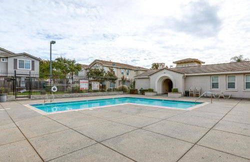 Extended-Stay Ready! Elk Grove Unit with Pool Access - Foto 30