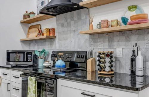 Fourth House - Eclectic and fun 1BR in SPR - Photo 9