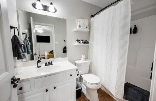 Luxury 3BR3BA TWO KING BEDS Fast WiFi, Free Parking, 5mins-Liberty University & Airport LYH great for Families, Business Travel or Weddings guest - Foto 15