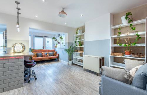 Bright & Stylish 4-Bed Home in the Heart of Morden - Photo 50