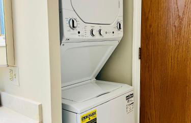 Designer Themed 4 Bedroom in Best Location with Patio and Fireplace - Foto 37