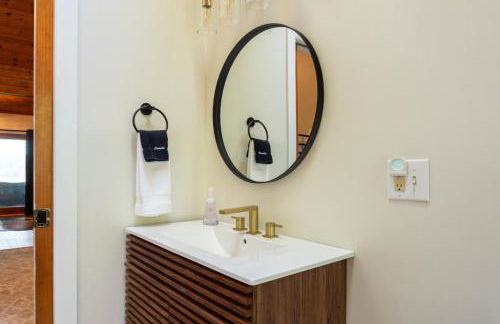 Stunning 4BR Retreat, Deck, Ping Pong, Near Marina - Foto 37