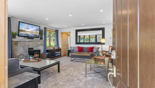 Rustling Grove in Tahoe City - Pet-Friendly, Walking Distance to Downtown and Lake - Private Hot Tub - Foto 3