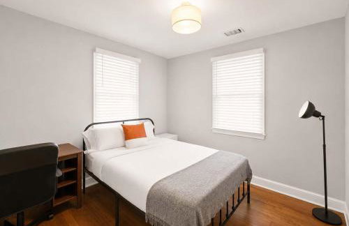 Stately 5BR Historic Retreat - CozySuites - Foto 15