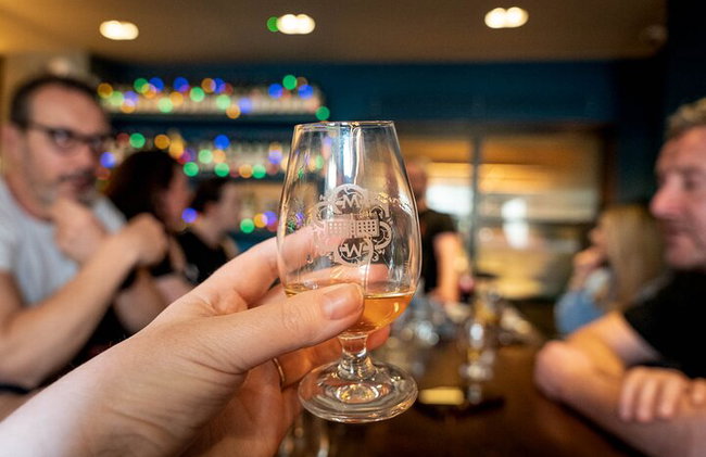 Explorez Glasgow : Visite à pied du Scottish Rogue Whisky Bar - Photo 4