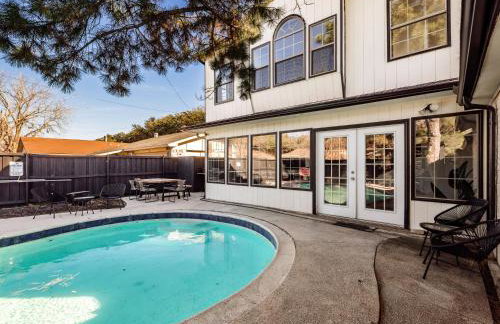 Stunning Carrollton Castle with 4 Bedrooms + Pool + Media Room - Foto 39