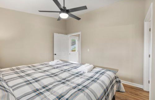 Cabin with King Bed , XBOX, HotTub, Games, Firepit , Stargazing Dome - Photo 24