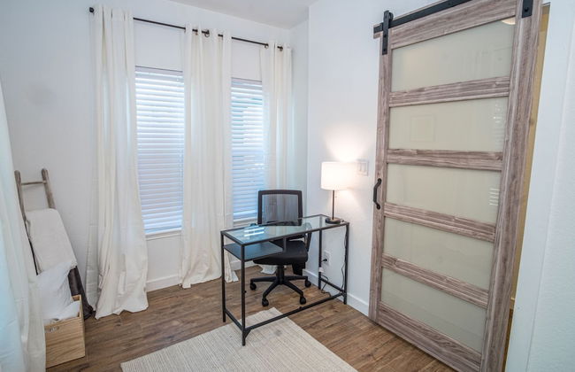 Huge Remodeled 5BR 4BA House Sleeps 20 Downtown - Photo 5