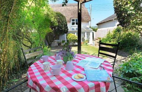 18th Century Thatched Cottage Parking & Garden - Foto 36