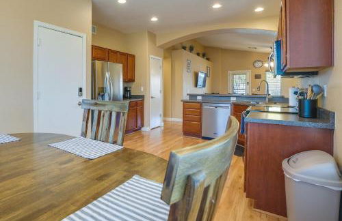 Fenced Backyard and Fire Pit Bright Peoria Home! - Foto 2