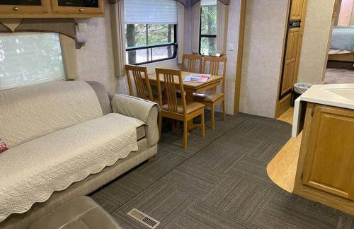 Betsie -35Ft RV Camper in Woods -Firepit & Hot Tub - Foto 10