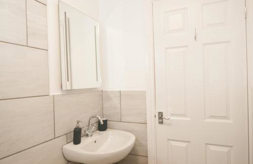 The Wellington - Stylish 3-Bedroom House, Sleeps 8, Ideal for Professionals - Photo 29