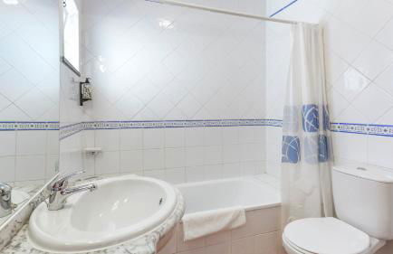 Luminous 3BDR Apartment W/Balcony by LovelyStay - Foto 15