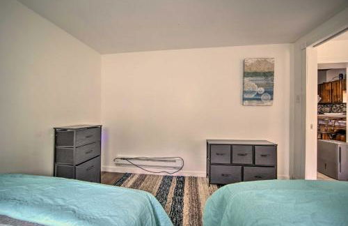 Jamestown Retreat with Hot Tub - Walk to Lake! - Foto 14